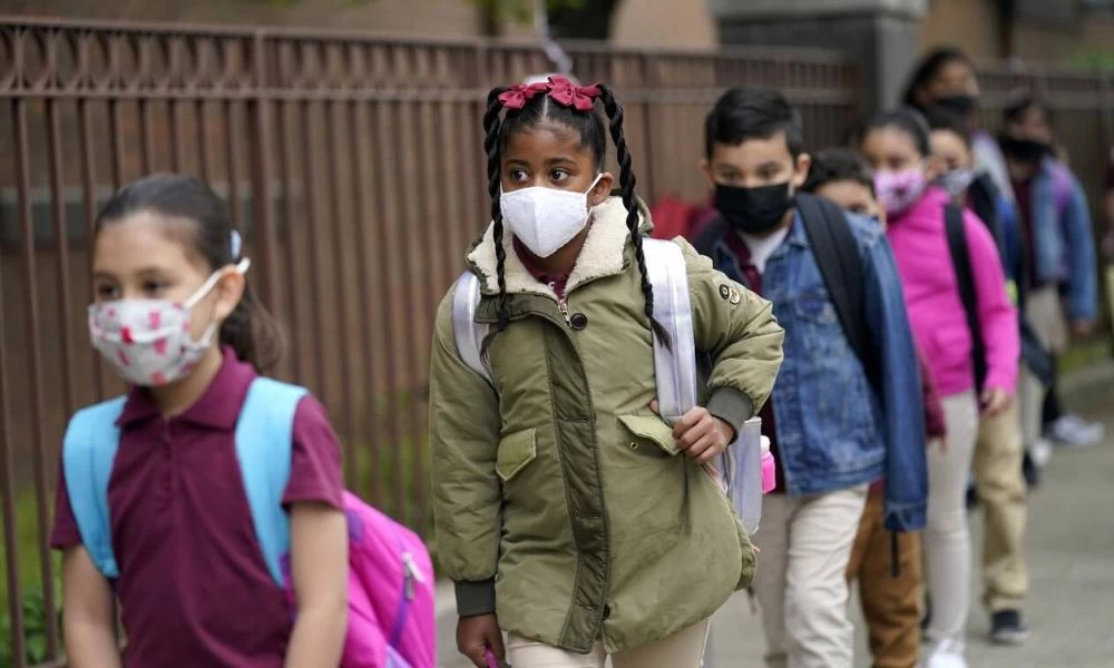 ΗΠΑ: Επιστροφή στην κανονικότητα-Η μία μετά την άλλη οι Πολιτείες καταργούν τη χρήση μάσκας στα σχολεία